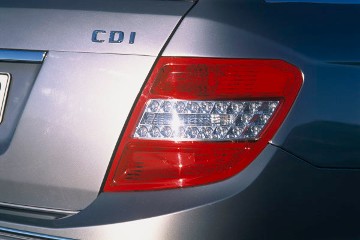 Mercedes-Benz C 320 CDI T-Modell, Baureihe 204, Version 2007. Lackierung Palladiumsilber metallic, Ausstattungslinie ELEGANCE mit Stern auf der Kühlerhaube und 17-Zoll-Leichtmetallrädern im 12-Speichen-Design. Glas-Schiebe-Hebedach (Sonderausstattung). Typenzeichen an der Heckklappe (rechts).