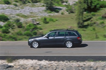 Mercedes-Benz C 200 CDI T-Modell, Baureihe 204, Version 2007. Lackierung Tenoritgrau metallic, Ausstattungslinie CLASSIC mit Stern auf der Kühlerhaube und 16-Zoll-Leichtmetallrädern im 7-Speichen-Design. Glas-Schiebe-Hebedach (Sonderausstattung).