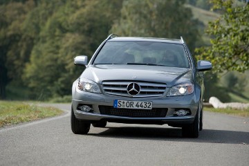 Mercedes-Benz C 320 CDI 4 MATIC T-Modell, Baureihe 204, Version 2007. Lackierung Palladiumsilber metallic, Ausstattungslinie AVANTGARDE mit Zentralstern und 17-Zoll-Leichtmetallrädern im 5-Doppelspeichen-Design. Glas-Schiebe-Hebedach (Sonderausstattung).