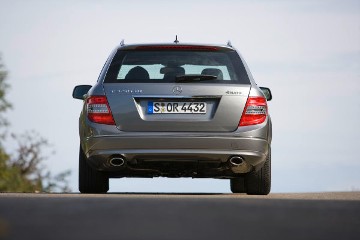 Mercedes-Benz C 320 CDI 4 MATIC T-Modell, Baureihe 204, Version 2007. Lackierung Palladiumsilber metallic, Ausstattungslinie AVANTGARDE mit Zentralstern und 17-Zoll-Leichtmetallrädern im 5-Doppelspeichen-Design. Glas-Schiebe-Hebedach (Sonderausstattung).