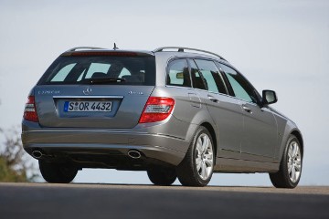 Mercedes-Benz C 320 CDI 4MATIC Estate, model series 204, 2007 version. Palladium silver metallic paint finish, AVANTGARDE equipment line with central star and 17-inch 5-twin-spoke alloy wheels. Glass sliding/tilting sunroof (optional extra).