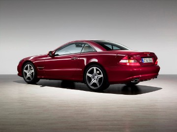 Mercedes-Benz SL 500, Baureihe 230, Thulitrot Metallic, Version 2008, Heckansicht mit Diffusor-Heckschürze und Rückleuchten in Klarglas-Optik.