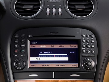 Mercedes-Benz SL, Baureihe 230. Im Mitteldom zentral angeordnet ist das Anzeige- und Bediensystem COMAND mit zusätzlichen Funktionen für Radio, Telefonie und Navigation und neu entwickelter Media-Schnittstelle. Bei stehendem Fahrzeug können auch DVD-Filme gezeigt werden.