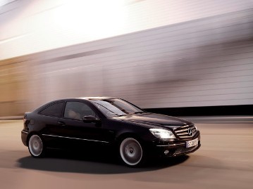 Mercedes-Benz CLC 200 KOMPRESSOR, Sportcoupé, Baureihe 203, 2008, Unilackierung Schwarz. Panorama-Schiebedach, dunkel getöntes Glas hinten, Sport-Paket mit 18-Zoll-Leichtmetallrädern im 5-Doppelspeichen-Design sowie Lufteinlaßgitter mit atlasgrauer Maschenoptik (Sonderausstattungen).