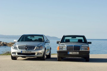 Mercedes-Benz C 200 Kompressor Saloon, iridium silver metallic, model series 204, 2007 version. AVANTGARDE equipment line, radiator grille with 3 brilliant silver louvres and central star. 18-inch AMG 5-twin-spoke light-alloy wheels, panoramic sunroof (optional extras). On the right, the first of the preceding models: Mercedes-Benz 190, early version with carburettor engine, model series 201 (1982 - 1993).