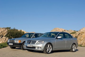 Mercedes-Benz C 200 Kompressor Saloon, iridium silver metallic, model series 204, 2007 version. AVANTGARDE equipment line, radiator grille with 3 brilliant silver louvres and central star. 18-inch AMG 5-twin-spoke light-alloy wheels, panoramic sunroof (optional extras). On the left, the first of the preceding models: Mercedes-Benz 190, early version with carburettor engine, model series 201 (1982 - 1993).