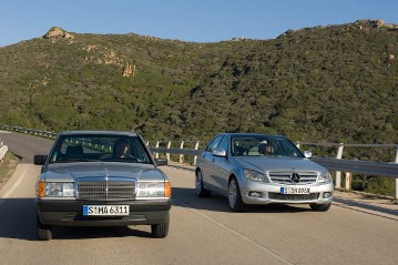 Mercedes-Benz C 200 Kompressor Saloon, iridium silver metallic, model series 204, 2007 version. AVANTGARDE equipment line, radiator grille with 3 brilliant silver louvres and central star. 18-inch AMG 5-twin-spoke light-alloy wheels, panoramic sunroof (optional extras). On the left, the first of the preceding models: Mercedes-Benz 190, early version with carburettor engine, model series 201 (1982 - 1993).