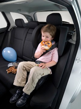 Mercedes-Benz C-Klasse Limousine und T-Modell, Baureihe 204, Version 2007. Integrierte, fest im Fahrzeug installierte Kindersitze IKS (Sonderausstattung). In hochgeschwenkter Position bieten sie sichere Mitfahrgelegenheit für Kinder von 12,5 bis 36 Kilogramm Körpergewicht (ca. 2 bis 12 Jahre), hier gezeigt am Beispiel eines C-Klasse T-Modells.