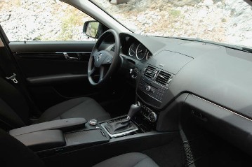 Mercedes-Benz C-Class Estate, model series 204, 2007 version. CLASSIC equipment line with black interior and trim parts in piano lacquer look, multifunction steering wheel in PUR foam, black tube plate in the instrument cluster. Audio 20 CD, automatic transmission (optional extras).