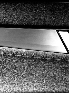 Mercedes-Benz C-Klasse Limousine und T-Modell, Baureihe 204, 2007, Interieur. Ausstattungslinie AVANTGARDE, Türinnenverkleidung mit fein strukturierten Aluminium-Zierteilen und (serienmäßig) Türmittelfeldern in Schwarz.