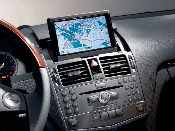 Mercedes-Benz C-Klasse Limousine und T-Modell, Baureihe 204, 2007. COMAND APS mit klappbarem 7-Zoll Farbdisplay (800 x 480 Pixel), hochauflösender Kartendarstellung und schneller Festplattennavigation.