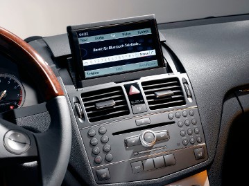 Mercedes-Benz C-Klasse Limousine und T-Modell, Baureihe 204, 2007. COMAND APS mit klappbarem 7-Zoll Farbdisplay (800 x 480 Pixel), hochauflösender Kartendarstellung und schneller Festplattennavigation sowie Sprachbediensystem LINGUATRONIC (alle als Sonderausstattung oder Zubehör erhältlich). Mercedes-Benz Telefon-Modul mit Bluetooth, drahtlose Verbindung mit der Freisprechanlage (Zubehör).