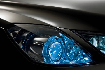 Mercedes-Benz E-Klasse Coupé, Baureihe 207, Version 2009. Serienmäßig mit H7 Projektionsscheinwerfern, auf Wunsch Licht-Paket mit Intelligent Light System (ILS) und Bi-Xenon-Scheinwerfern mit variablen Funktionen und LED-Tagfahrlicht, Scheinwerferreinigungsanlage und adaptivem Fernlicht-Assistent.