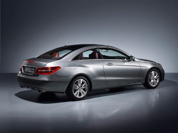 Mercedes-Benz E 350 CDI BlueEFFICIENCY Coupé, Baureihe 207, Version 2009, Iridiumsilber Metallic, Interieurkonzept AVANTGARDE (Zierteile Aluminium, silberfarbene Tubenplatte im Kombiinstrument). Multikontursitze Leder Flamencorot, Panorama-Schiebedach in Glasausführung, 5-Doppelspeichen-Leichtmetallräder (Sonderausstattungen).