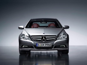 Mercedes-Benz E 350 CDI BlueEFFICIENCY Coupé, Baureihe 207, Version 2009, Iridiumsilber Metallic, Interieurkonzept AVANTGARDE (Zierteile Aluminium, silberfarbene Tubenplatte im Kombiinstrument). Multikontursitze Leder Flamencorot, Panorama-Schiebedach in Glasausführung, 5-Doppelspeichen-Leichtmetallräder (Sonderausstattungen).