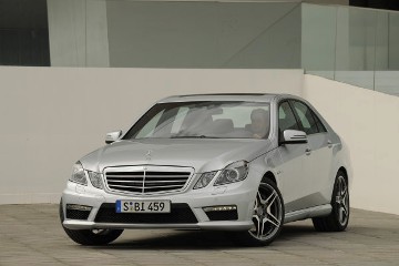 Mercedes-Benz E 63 AMG Saloon, 212 series, 2009 - 2011 version, with M 156 naturally aspirated V8 engine, 6208 cc, 386 kW/525 hp and AMG SPEEDSHIFT MCT 7-speed sports transmission. Darkened bi-xenon headlamps.