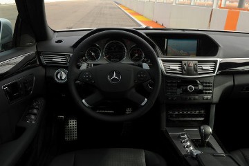 Mercedes-Benz E 63 AMG Limousine, Baureihe 212, Version 2009 - 2011, mit V8-Saugmotor M 156, 6.208 cm³, 386 kW/525 PS und AMG SPEEDSHIFT MCT 7-Gang Sportgetriebe. Abgedunkelte Bi-Xenon-Scheinwerfer und 4-flutige AMG Sport-Abgasanlage mit verchromten Endrohren. AMG Kombiinstrument, AMG Sportlenkrad mit Aluminium-Schaltpaddles.