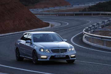 Mercedes-Benz E 63 AMG Saloon, 212 series, 2009 - 2011 version, with M 156 naturally aspirated V8 engine, 6208 cc, 386 kW/525 hp and AMG SPEEDSHIFT MCT 7-speed sports transmission. Darkened bi-xenon headlamps.