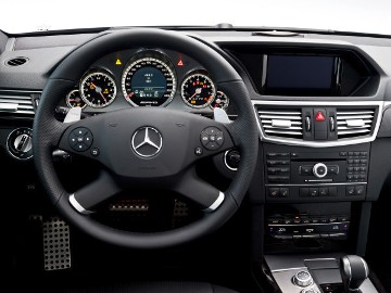 Mercedes-Benz E 63 AMG Saloon, model series 212, 2009 - 2011 version, with naturally aspirated V8 engine M 156, 6,208 cm³, 386 kW/525 hp and AMG SPEEDSHIFT MCT 7-speed sports transmission. Darkened bi-xenon headlamps and 4-pipe AMG sports exhaust system with chrome tailpipes. AMG instrument cluster, AMG sports steering wheel with aluminium gearshift paddles.