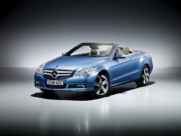 Mercedes-Benz E 350 CGI Cabriolet, Baureihe 207, Version 2010, Indigolithblau Metallic, Verdeck Dunkelblau, Interieurkonzept AVANTGARDE, Schwarz/Alpakagrau, Zierteile Esche Schwarz (Sonderausstattung). 18-Zoll Leichtmetallräder im 5-Speichen-Design. 4-Augen-Gesicht mit Projektionsscheinwerfern.