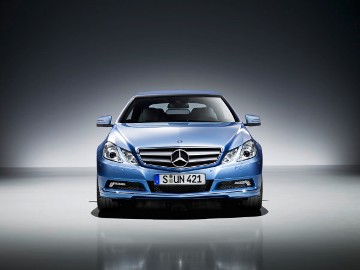 Mercedes-Benz E 350 CGI Cabriolet, Baureihe 207, Version 2010, Indigolithblau Metallic, Verdeck Dunkelblau, Interieurkonzept AVANTGARDE, Schwarz/Alpakagrau, Zierteile Esche Schwarz (Sonderausstattung). 18-Zoll Leichtmetallräder im 5-Speichen-Design. Sportliche Pfeilung der Frontansicht, integrierter Stern im Kühlergrill mit 2 Lamellen.