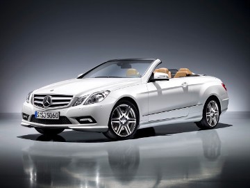 Mercedes-Benz E 500 Cabriolet, model series 207, 2010 version, 8-cylinder V-engine M 273, 3,498 cm³, 285 kW/388 hp. Diamond White BRIGHT Metallic, Dark Beige soft top, AVANTGARDE interior concept, Black/Natural Beige. AMG Sports package with Nappa leather sports steering wheel and gearshift paddles, AMG side sill trim, front and rear aprons, 18-inch 6-twin-spoke light-alloy wheels, AGILITY CONTROL sports suspension. 4-eye face with projection headlamps.