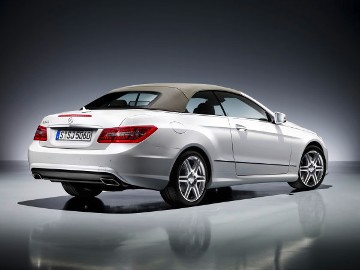 Mercedes-Benz E 500 Cabriolet, model series 207, 2010 version, Diamond White BRIGHT Metallic, Dark Beige soft top, AVANTGARDE interior concept, Black/Natural Beige. AMG Sports package with Nappa leather sports steering wheel and gearshift paddles, AMG side sill trim, front and rear aprons, 18-inch 6-twin-spoke light-alloy wheels, AGILITY CONTROL sports suspension.