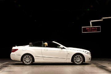 Mercedes-Benz E-Class Cabriolet, model series 207, white vehicle with 17-inch light-alloy wheels in 9-double-spoke design and measuring dummy in the wind tunnel of the Mercedes-Benz plant in Stuttgart-Untertürkheim.