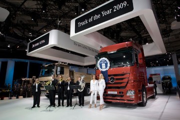 Auf der IAA Nutzfahrzeuge wird die neueste Generation des Mercedes-Benz Actros von einer internationalen Jury mit dem Titel "Truck of the Year 2009" gekürt. 