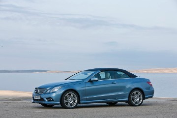 Mercedes-Benz E 500 Cabriolet, Baureihe 207, Version 2010, Indigolithblau Metallic, Verdeck Dunkelblau, Interieurkonzept AVANTGARDE, Schwarz/Alpakagrau. Sport-Paket AMG mit Sportlenkrad Leder Nappa und Schaltpaddles, AMG Seitenschwellerverkleidungen, Front- und Heckschürze, 18-Zoll Leichtmetallrädern im 6-Doppelspeichen-Design, AGILITY CONTROL-Sportfahrwerk. Fotoshooting in Kroatien.