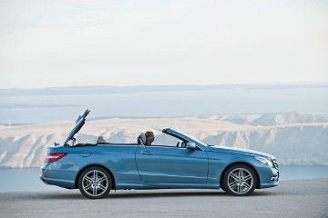 Mercedes-Benz E 500 Cabriolet, Baureihe 207, Version 2010, Indigolithblau Metallic, Verdeck Dunkelblau, Interieurkonzept AVANTGARDE, Schwarz/Alpakagrau. Sport-Paket AMG mit Sportlenkrad Leder Nappa und Schaltpaddles, AMG Seitenschwellerverkleidungen, Front- und Heckschürze, 18-Zoll Leichtmetallrädern im 6-Doppelspeichen-Design, AGILITY CONTROL-Sportfahrwerk. Das vollelektrische Stoffverdeck kann in ca. 20 Sekunden und bei einer Geschwindigkeit bis zu 40 km/h geöffnet und geschlossen werden. Fotoshooting in Kroatien.