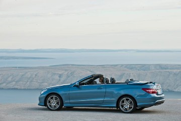 Mercedes-Benz E 500 Cabriolet, Baureihe 207, Version 2010, Indigolithblau Metallic, Verdeck Dunkelblau, Interieurkonzept AVANTGARDE, Schwarz/Alpakagrau. Sport-Paket AMG mit Sportlenkrad Leder Nappa und Schaltpaddles, AMG Seitenschwellerverkleidungen, Front- und Heckschürze, 18-Zoll Leichtmetallrädern im 6-Doppelspeichen-Design, AGILITY CONTROL-Sportfahrwerk. Das vollelektrische Stoffverdeck kann in ca. 20 Sekunden und bei einer Geschwindigkeit bis zu 40 km/h geöffnet und geschlossen werden. Fotoshooting in Kroatien.