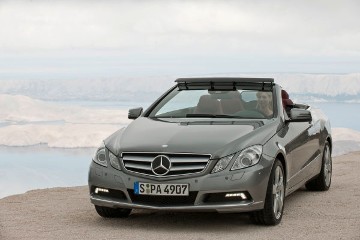 Mercedes-Benz E 350 CGI BlueEFFICIENCY Cabriolet, Baureihe 207, Version 2010, Palladiumsilber Metallic, Verdeck Schwarz, Interieurkonzept AVANTGARDE, Schwarz/Flamencorot, Zierteile Aluminium gebürstet. 18-Zoll Leichtmetallräder im 5-Speichen-Design. Auf Knopfdruck wird der Fahrtwind mit der ausfahrbaren Windlamelle und dem Windschott zwischen den Fondkopfstützen in einem Bogen über den Innenraum geleitet (AIRCAP). Zusammen mit der individuell einstellbaren Kopfraumheizung AIRSCARF wird jedes Wetter zum Cabrio-Wetter. Fotoshooting in Kroatien.