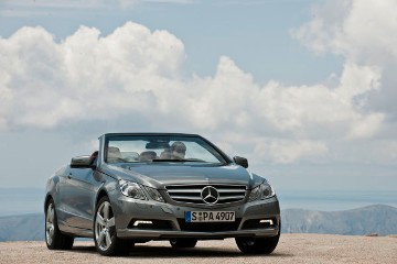 Mercedes-Benz E 350 CGI BlueEFFICIENCY Cabriolet, model series 207, 2010 version, Palladium Silver Metallic, Black soft top, AVANTGARDE interior concept, Black/Flamenco red, brushed aluminium trim element. 18-inch 5-spoke light-alloy wheels. The fully electric soft top can be opened and closed in approx. 20 seconds and at a speed of up to 40 km/h. Photo shoot in Croatia.