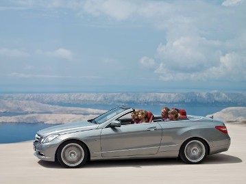 Mercedes-Benz E 350 CGI BlueEFFICIENCY Cabriolet, Baureihe 207, Version 2010, Palladiumsilber Metallic, Verdeck Schwarz, Interieurkonzept AVANTGARDE, Schwarz/Flamencorot, Zierteile Aluminium gebürstet. 18-Zoll Leichtmetallräder im 5-Speichen-Design. Offenfahren für bis zu 4 Personen mit dem Cabriolet Komfort-Paket (Sonderausstattung). Auf Knopfdruck wird der Fahrtwind mit der ausfahrbaren Windlamelle und dem Windschott zwischen den Fondkopfstützen in einem Bogen über den Innenraum geleitet (AIRCAP). Zusammen mit der individuell einstellbaren Kopfraumheizung AIRSCARF wird fast jedes Wetter zum Cabrio-Wetter. Fotoshooting in Kroatien.