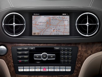 Mercedes-Benz SL, Baureihe 231. Serienmäßig mit dem Cockpit Management and Data System COMAND einschließlich Bluetooth-Telefonie. Auf Wunsch COMAND Online mit Internetzugang und DVD-Wechsler. TFT-Farbdisplay rechts vom Kombi-Instrument. Browsen bei stehendem Fahrzeug über zahlreiche Apps. Große Lüftungsdüsen für die Klimatisierung des Innenraums, die Start-Stop-Taste (Sonderausstattung KEYLESS-GO) und die mattsilbernen Tasten für die Sitzklimatisierung.