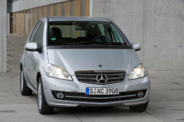 Mercedes-Benz A-Klasse Limousine, Baureihe 169, 2008. Ausstattungslinie ELEGANCE mit 16-Zoll Leichtmetallrädern im 10-Doppelspeichen-Design, Polarsilber Metallic.