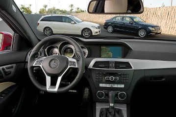 Mercedes-Benz C-Klasse T-Modell und Limousine, Baureihe 204, Version 2011, neu gestaltete Frontpartie. Interieur mit neuem 3-Speichen-Multifunktionslenkrad, überarbeitete Instrumententafel mit integriertem Display, auf Wunsch COMAND Online. Aufnahme in Lanzarote/Spanien.