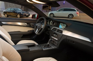 Mercedes-Benz C-Klasse Limousine und T-Modell, Baureihe 204, Version 2011, neu gestaltete Frontpartie. Interieur mit neuem 3-Speichen-Multifunktionslenkrad, überarbeitete Instrumententafel mit integriertem Display, auf Wunsch COMAND Online. Aufnahme in Lanzarote/Spanien.