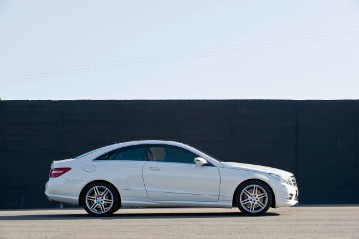 Mercedes-Benz E 500 Coupé, Baureihe 207, Version 2009, mit Sportpaket AMG: Seitenschweller, Front- und Heckschürze AMG Styling, 18-Zoll AMG Leichtmetallräder im 6-Doppelspeichen-Design, AGILITY CONTROL-Sportfahrwerk. Interieur: Ledernachbildung ARTICO (Leder und Leder Nappa als Sonderausstattung).