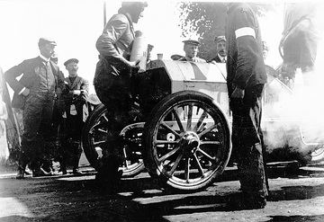 5. Gordon-Bennett-Rennen im Taunus, 1904. Camille Jenatzy mit einem 90 PS Mercedes-Rennwagen (Startnummer 1), er belegte den 2. Platz.