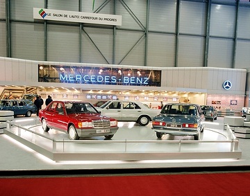 Die neue Zeit tritt auf: Der „kleine“ Mercedes-Benz Typ 190 steht 1983 auf dem Automobilsalon Genf einträchtig neben der Baureihe 123 und der S-Klasse W 126.