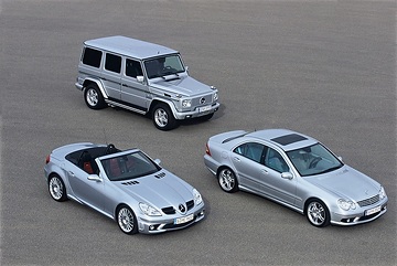 Mercedes-Benz G 55 AMG Kompressor, Baureihe 463 (oben), SLK 55 AMG, Roadster, Baureihe 171 (links), C 55 AMG, Limousine, Baureihe 203 (rechts). Alle Fahrzeuge in Brillantsilber metallic (744).