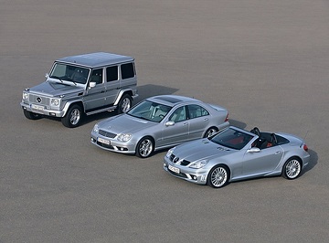 Mercedes-Benz G 55 AMG Kompressor, Baureihe 463 (oben), C 55 AMG, Limousine, Baureihe 203 (Mitte), SLK 55 AMG, Roadster, Baureihe 171 (unten). Alle Fahrzeuge in Brillantsilber metallic (744).