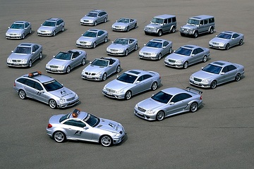 Mercedes-Benz Modellprogramm AMG, 2004, mit C-Klasse T-Modell F1 Medical Car, Baureihe 203, und SLK 55 AMG F1 Safety Car, Baureihe 171 (unten im Bild). Alle Fahrzeuge in Brillantsilber metallic (744).