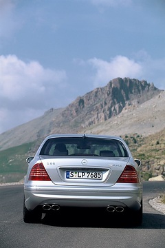 Mercedes-Benz S 65 AMG, Limousine, Radstand 3.085 Millimeter, Baureihe 220, 2003 - 2005. Schriftzug "V12 Biturbo" an den vorderen Kotflügeln. Brillantsilber metallic (744), Glas-Schiebe-Hebe-Dach elektrisch, mehrteilige AMG 19-Zoll-Leichtmetallräder im Doppelspeichen-Design. V12-Ottomotor M 275, 3 Ventile pro Zylinder, 5.980 cm³, 450 kW/612 PS, mit 1.000 Newtonmeter Drehmoment. AMG SPEEDSHIFT 5-Gang Automatikgetriebe mit Lenkradschaltung. AMG Hochleistungs-Bremsanlage, etwa an der Vorderachse ein 8-Kolben-Festsattel mit Verbundbremsscheibe in der Dimension 390 x 36 Millimeter, erleichtert durch einen Aluminiumtopf.