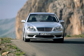 Mercedes-Benz S 65 AMG, nur mit Radstand 3.085 Millimeter, Baureihe 220, 2003 - 2005. Schriftzug "V12 Biturbo" an den vorderen Kotflügeln. Brillantsilber metallic (744), Glas-Schiebe-Hebe-Dach elektrisch, mehrteilige AMG 19-Zoll-Leichtmetallräder im Doppelspeichen-Design. V12-Ottomotor M 275, 3 Ventile pro Zylinder, 5.980 cm³, 450 kW/612 PS, mit 1.000 Newtonmeter Drehmoment. AMG SPEEDSHIFT 5-Gang Automatikgetriebe mit Lenkradschaltung. AMG Hochleistungs-Bremsanlage, etwa an der Vorderachse ein 8-Kolben-Festsattel mit Verbundbremsscheibe in der Dimension 390 x 36 Millimeter, erleichtert durch einen Aluminiumtopf.