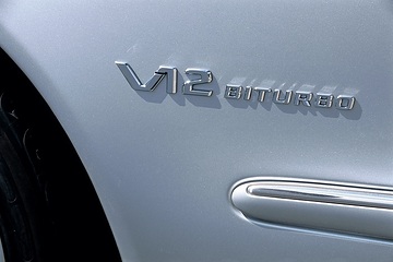 Mercedes-Benz S 65 AMG, nur mit Radstand 3.085 Millimeter, Baureihe 220, 2003 - 2005. Schriftzug "V12 Biturbo" an den vorderen Kotflügeln, Brillantsilber metallic (744). V12-Ottomotor M 275, 3 Ventile pro Zylinder, 5.980 cm³, 450 kW/612 PS, mit 1.000 Newtonmeter Drehmoment. AMG SPEEDSHIFT 5-Gang Automatikgetriebe mit Lenkradschaltung, AMG Hochleistungs-Bremsanlage.