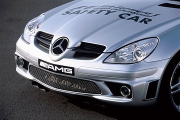 As the only car in its segment with an eight-cylinder power unit, the SLK 55 AMG is a fascinating example of its kind. 
Its outstanding engine practically predestined the Roadster for its role as the Formula 1 Safety Car in 2004 and 2005.