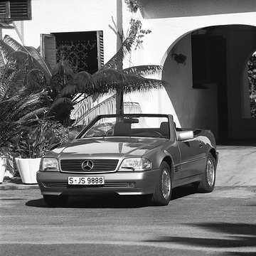 Mercedes-Benz 300 SL/300 SL-24/500 SL Roadster, R 129, 1988.
Das Design des neuen Mercedes-Benz SL verkörpert die gelungene Synthese zwischen klassisch schöner Eleganz und bestechender Dynamik. Die formale Gestalt des neuen Roadsters ist nicht nur der äußere Rahmen für hochklassige Technik, sondern das perfekte Zusammenspiel von Design und Technik.
Zum Einsatz kommen im neuen Mercedes-Benz SL Motoren mit 6 und 8 Zylindern mit einem Leistungsband zwischen 140 kW/190 PS und 240 kW/326 PS.

